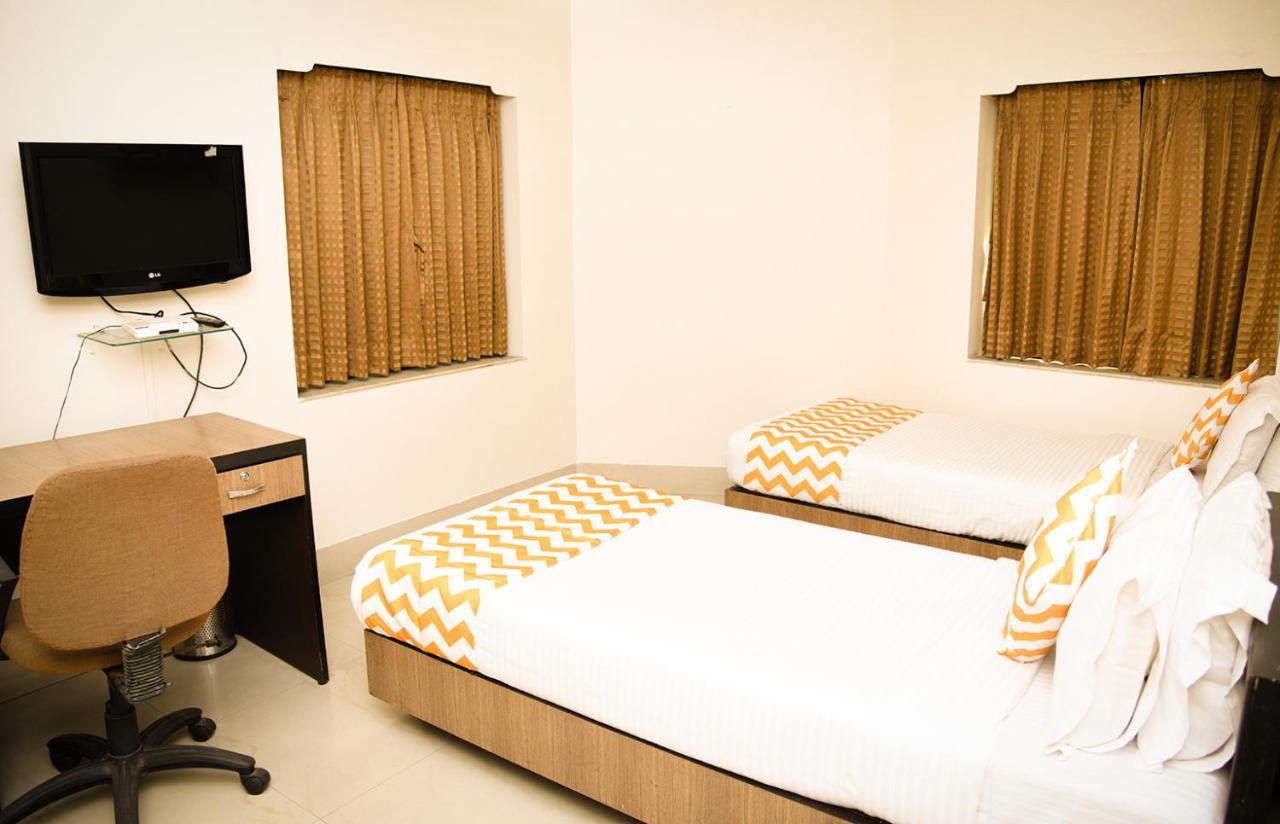 Crossroads Hotel Kolkata Bagian luar foto