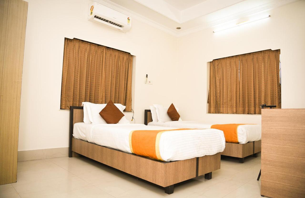 Crossroads Hotel Kolkata Bagian luar foto