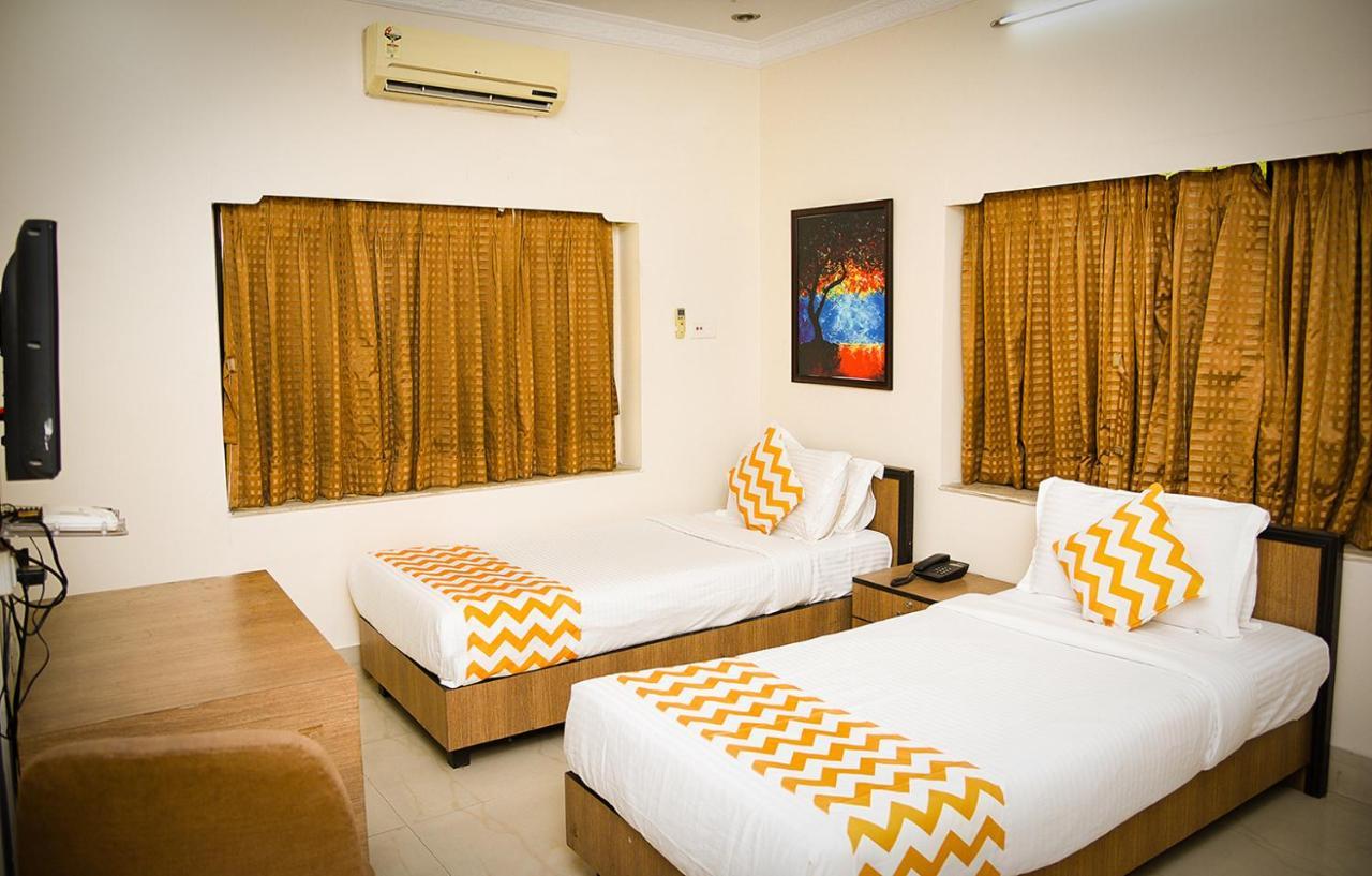 Crossroads Hotel Kolkata Bagian luar foto